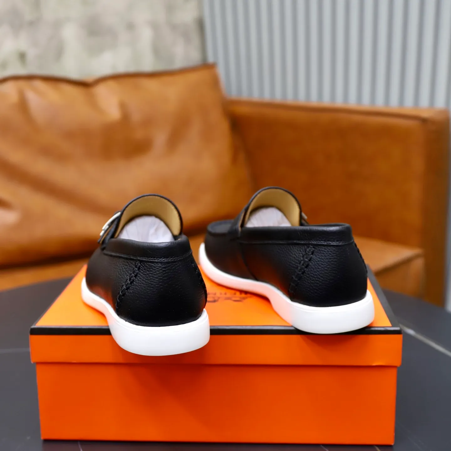 Ex-factory price: 560💰Hermès/Hermès slip-on men's shoes. This shoe is made of imported pebbled cowhide. It has simple and smooth lines and is combined with aerodynamically designed 3CM rubber foam ultra-light soles! Youthful and fashionable, classic H-shaped hardware buckle decoration, calf lining gently wraps the feet, with logo cowhide feet, casual and urban style, highlighting youthful vitality, sports and leisure version, super versatile, code number: 38-39-40-41-42-43-44 standard leather shoe size (45 can be customized but does not support returns)